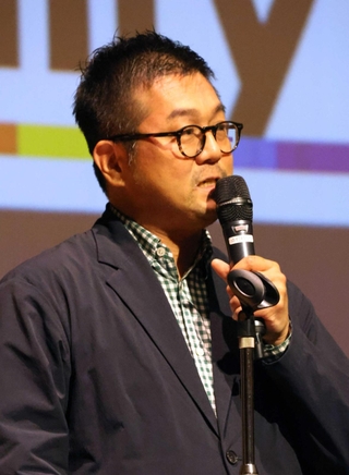 自身の半生を語る松中権さん＝西宮市上ケ原一番町