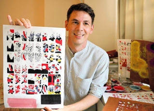 花札の魅力に取りつかれ、自ら制作をしているマルクス・リケルトさん＝芦屋市朝日ケ丘町