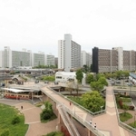 阪神電鉄の「赤胴車」を囲むように立つ団地＝西宮市高須町２（撮影・吉田敦史）