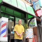 理容店の目の前にあった稲野市場に思いをはせる岡田高廣さん＝伊丹市稲野町３