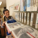 地元の作家宮本輝さんの作品や資料を集めたコーナー＝伊丹市梅ノ木５