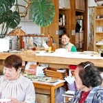 まるで実家に帰ったかのような雰囲気が魅力の「喫茶すぷーん」。店主の池林信子さんの人柄に常連客が絶えない＝西宮市津門稲荷町