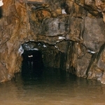 ３９０メートルほどある地下壕の内部（西宮市総務課情報公開担当提供）