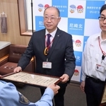 署長感謝状を受け取る尼崎西昆陽郵便局の林康弘局長（中央）と尼崎三反田郵便局の吉岡敦史局長代理（右）＝尼崎市南塚口町２、尼崎北署