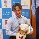 用水路に転落して動けなくなった高齢男性を救った柏田将輝さんとシバイヌの「てりたま」＝宝塚市旭町１、宝塚署
