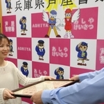 大上健二署長から署長感謝状を受け取るグェン・ティ・ゴックさん（左）＝芦屋署