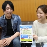 客に見せた県警の啓発グッズを手に当時を振り返るグェン・ティ・ゴックさん（右）と山本直人さん＝芦屋署