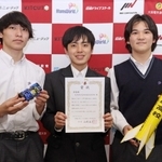 「缶サット甲子園」全国大会で準優勝した宇宙科学部の（左から）和賀晴樹さん、部長の和田海人さん、副部長の才野木啓斗さん＝尼崎市口田中２、尼崎双星高校