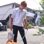 高齢男性が転落した用水路付近を散歩する柏田将輝さんと愛犬のてりたま＝宝塚市安倉南４