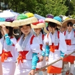 並んで参道を歩く早乙女姿の子どもら＝西宮市大社町