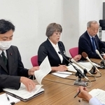 政務活動費不正使用問題の検証結果を説明する前迫直美特別委員会委員長（中央）ら＝尼崎市東七松町１