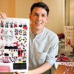 花札の魅力に取りつかれ、自ら制作をしているマルクス・リケルトさん＝芦屋市朝日ケ丘町