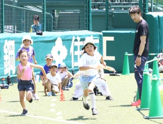 陸上元日本代表の朝原宣治さんらがコーチを務めたかけっこ教室＝阪神甲子園球場