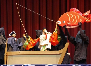 「西宮戎舞」でえびす様がタイをつり上げる場面を演じる浜脇中学校の生徒ら＝浜脇小学校