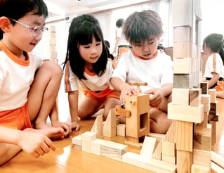 兵庫県産の木材を使った「あまいろつみき」などで遊ぶ子どもたち＝尼崎市大物町１