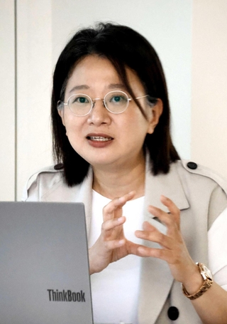 「一人一人がジェンダーへの意識をアップデートしていくことが大切」と語る守如子さん＝伊丹市宮ノ前