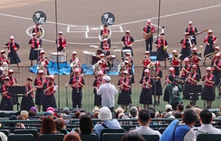 定番の応援曲などを演奏する市立尼崎高校の吹奏楽部員ら＝阪神甲子園球場