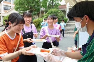 文化祭の模擬店で商品をエコトレイで渡す生徒ら＝県立西宮高校
