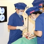 手術体験をする子ども＝西宮市甲子園八番町、キッザニア甲子園