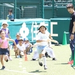 陸上元日本代表の朝原宣治さんらがコーチを務めたかけっこ教室＝阪神甲子園球場