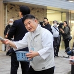駅利用者に付近で客引き行為が禁止されたことを伝えるチラシなどを配る商店主ら＝西宮市甲子園口２
