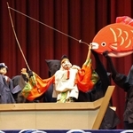 「西宮戎舞」でえびす様がタイをつり上げる場面を演じる浜脇中学校の生徒ら＝浜脇小学校
