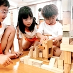 兵庫県産の木材を使った「あまいろつみき」などで遊ぶ子どもたち＝尼崎市大物町１