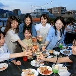 ビールやスパークリングワインで乾杯する人たち＝芦屋市大桝町、芦屋モノリス