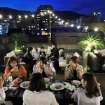 夜空の下でビールや食事を楽しむ人たち＝芦屋市大桝町、芦屋モノリス