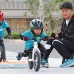 自主練習に励む西村海璃ちゃん（中央）と颯馬ちゃん（左）とサポートをする翔太さん＝宝塚市東洋町、宝塚市役所