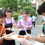 文化祭の模擬店で商品をエコトレイで渡す生徒ら＝県立西宮高校
