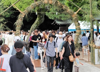 無病息災を願って大茅輪をくぐる参拝者ら＝西宮市社家町
