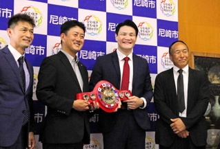 記念写真に収まる（右から）中村喜吉治会長、野中悠樹選手、松本真市長、桂伸二トレーナー＝尼崎市役所