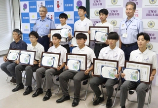 川で溺れていた高齢女性を協力して助けた徳永正仁さん（前列左端）と学生ら＝宝塚署