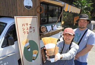 キッチンカーで米粉生地のクレープを提供する佐々木純子さん（手前）と征弘さん夫妻＝川西市黒川