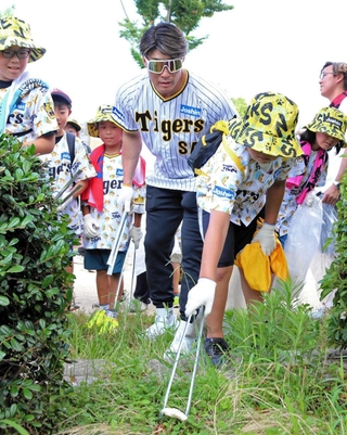 ごみ…と思ったらキノコ？公園でごみ拾いをする阪神タイガーススペシャルアンバサダーの糸井嘉男さんと子どもたち＝尼崎市大物町１