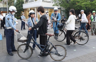 自転車に関する罰則が強化されることなどを周知する西宮署員ら＝西宮市高松町