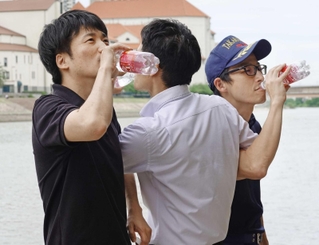 宝塚市が挑戦する腕組み乾杯のデモンストレーション（宝塚市提供）