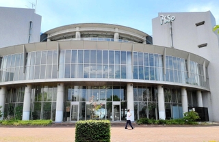 ２０２０年１１月末に閉館した「リゾ鳴尾浜」。２６年度に解体予定で、事業者が新たな施設を整備する＝西宮市鳴尾浜３