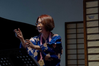 怪談「牡丹灯籠」を語る演劇ユニット「街の劇」の峯素子さん（西宮市フレンテホール提供）