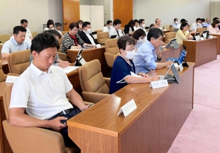 政務活動費の改訂マニュアル適用を前に研修を受ける光本圭佑議員（左手前）ら＝尼崎市東七松町１