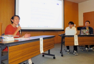 東日本大震災の自主避難経験を語る星ひかりさん、学生の飯村拓海さん＝関西学院大・西宮上ケ原キャンパス
