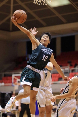 バスケットボール男子決勝　ゴール下で躍動する報徳学園の小村衣吹さん＝尼崎市西長洲町１（撮影・吉田敦史）