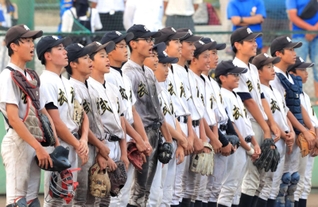 軟式野球決勝で上ケ原に快勝し、笑顔で校歌を歌う武庫ナイン＝鳴尾浜臨海公園野球場（撮影・吉田敦史）