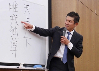 仏教を通して生き方などを伝えるお笑いコンビの「笑い飯」の哲夫さん＝西宮市高座町、市立西宮高校