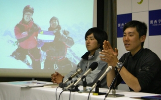 ヒマラヤ山脈の未踏峰ディンジュンリの登頂に成功し、会見する中島健郎さん（右）＝２００８年３月、関西学院会館
