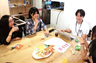 自由に意見を出し合う参加者たち＝西宮市甲風園１