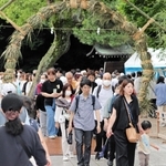無病息災を願って大茅輪をくぐる参拝者ら＝西宮市社家町
