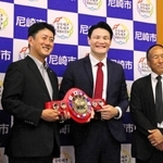 記念写真に収まる（右から）中村喜吉治会長、野中悠樹選手、松本真市長、桂伸二トレーナー＝尼崎市役所