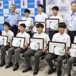 川で溺れていた高齢女性を協力して助けた徳永正仁さん（前列左端）と学生ら＝宝塚署
